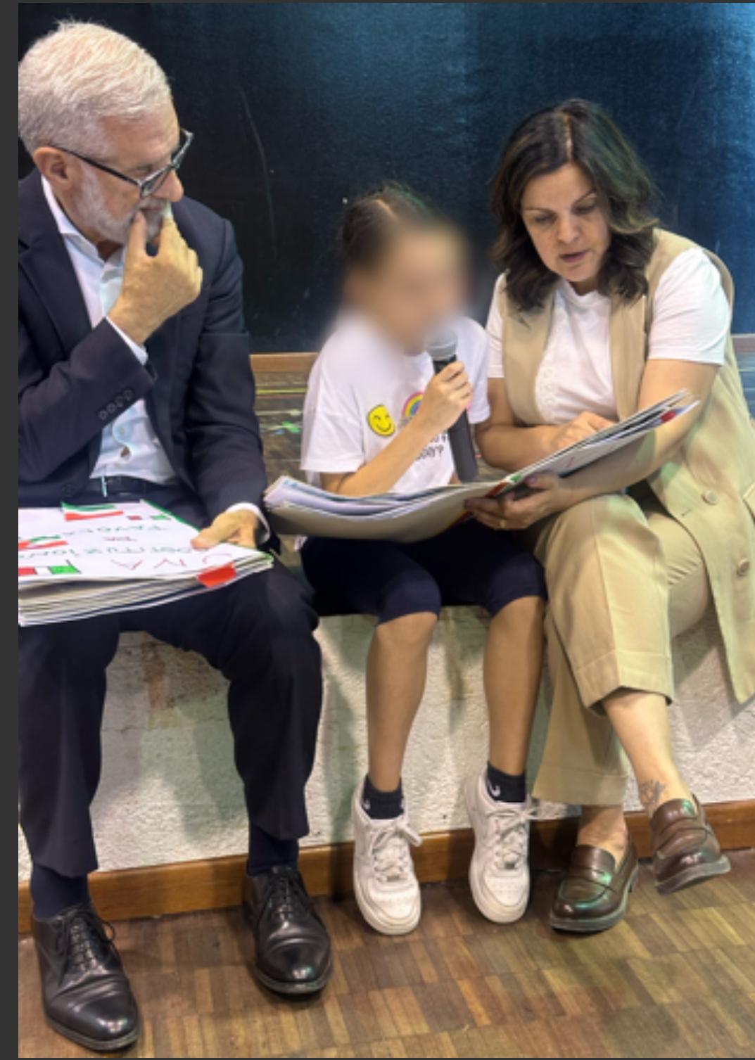 Un'alunna legge